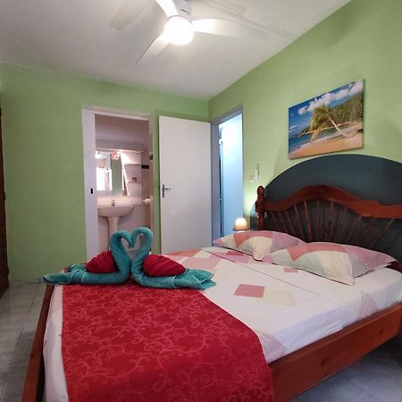 Bungalow With Sea View In Deshaies Buitenkant foto